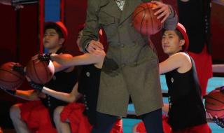 郭艾伦春晚表演转球